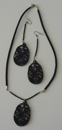 Black Velvet Cord w/Acrylic Floral Pendant & Earrings Set Item #NEs006
